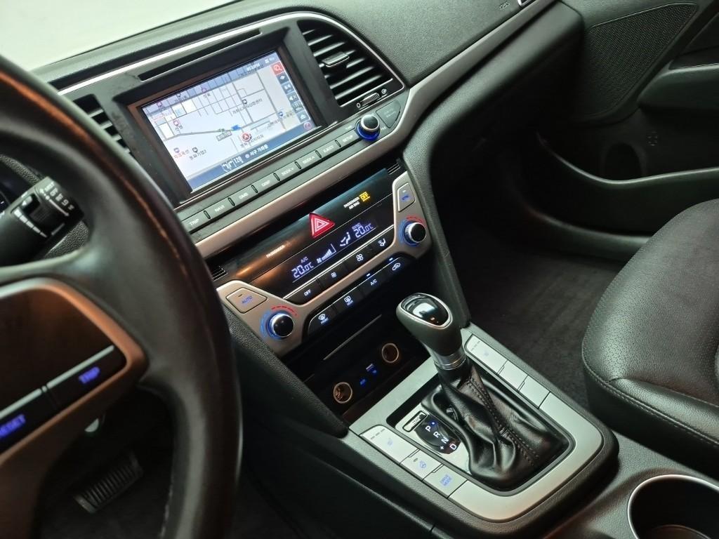 HYUNDAI Avante - Vista 10