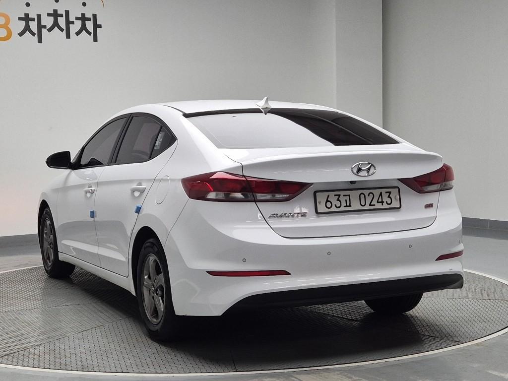 HYUNDAI Avante - Vista 2