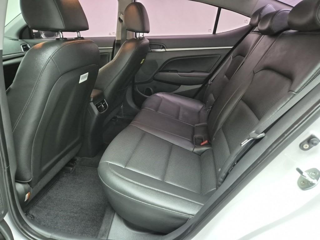 HYUNDAI Avante - Vista 12