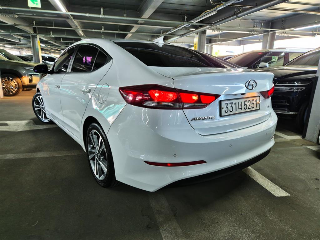 HYUNDAI Avante - Vista 4