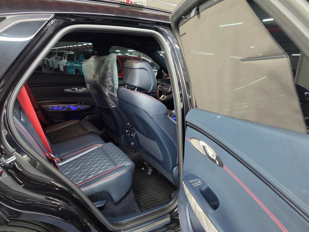 Genesis GV70 - Vista 8