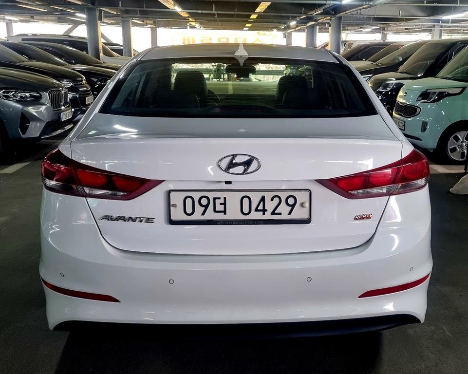 HYUNDAI Avante - Vista 3