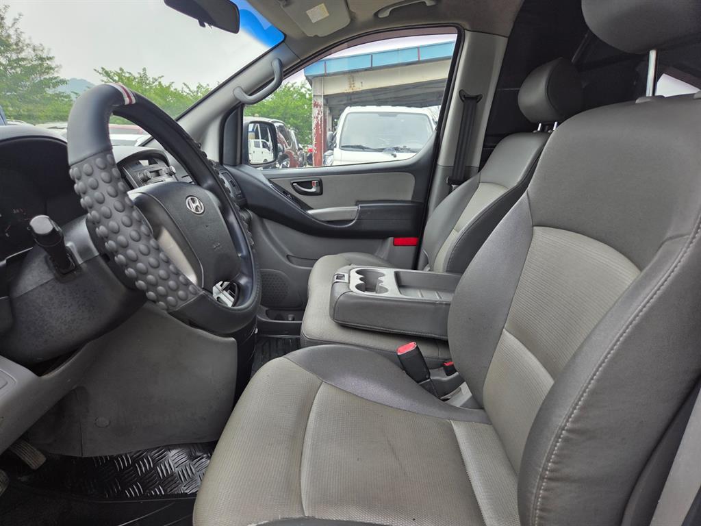 HYUNDAI Starex - Vista 7