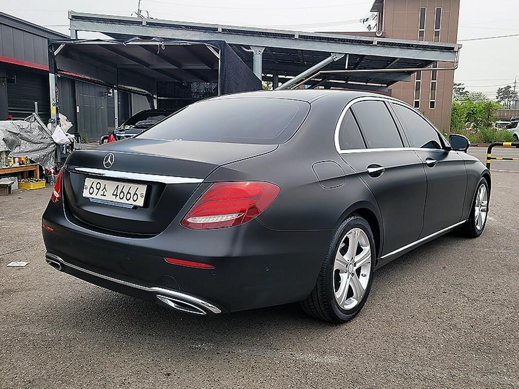 Mercedes Benz E class - Vista 4