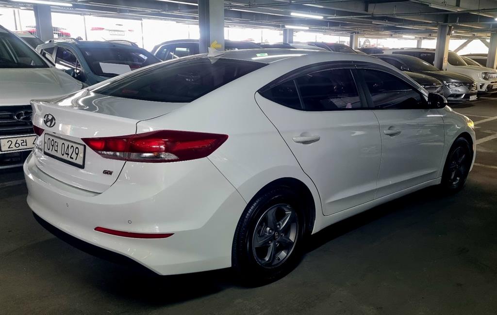 HYUNDAI Avante - Vista 4