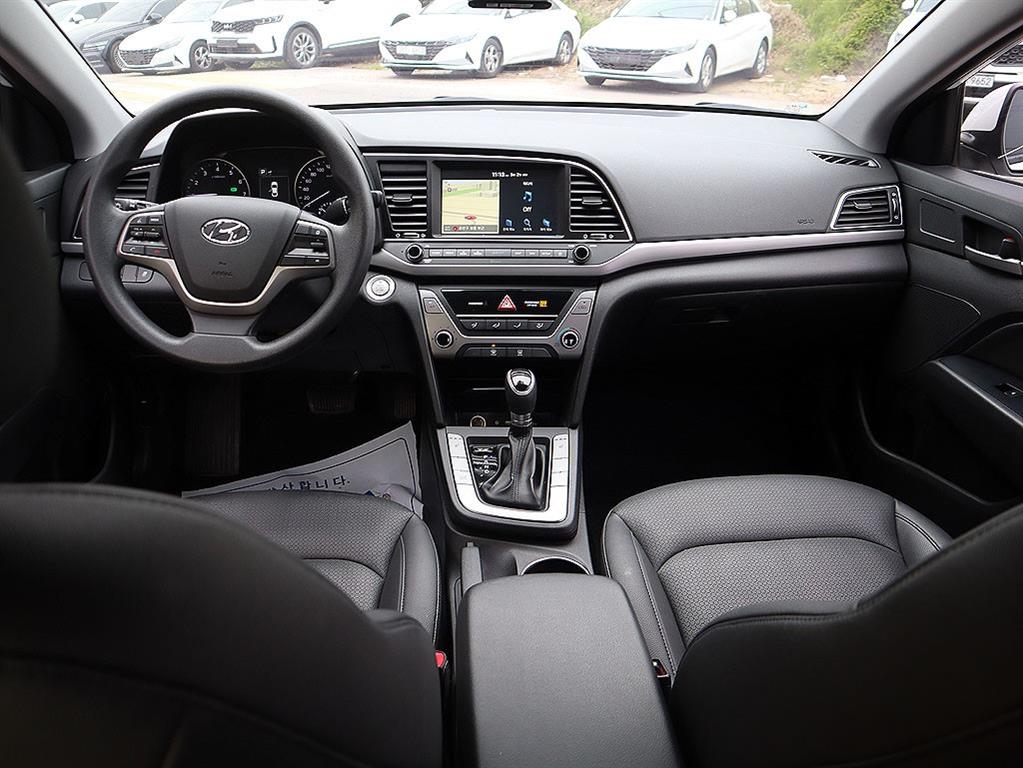 HYUNDAI Avante - Vista 9