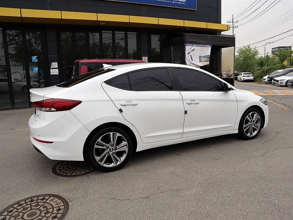 HYUNDAI Avante - Vista 5