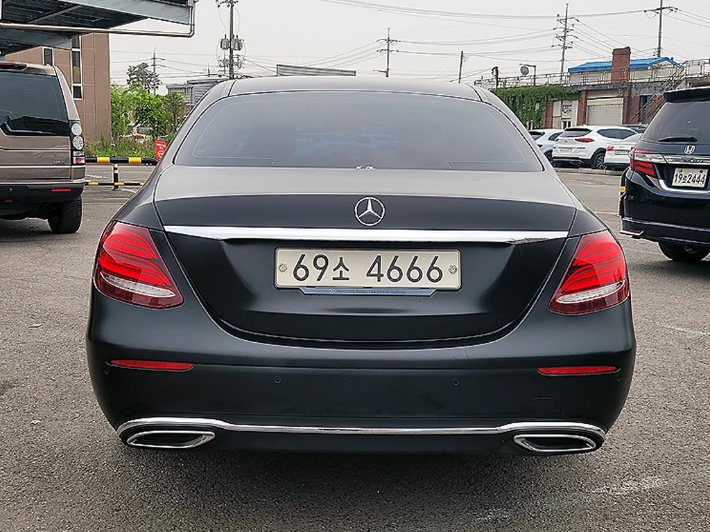 Mercedes Benz E class - Vista 3