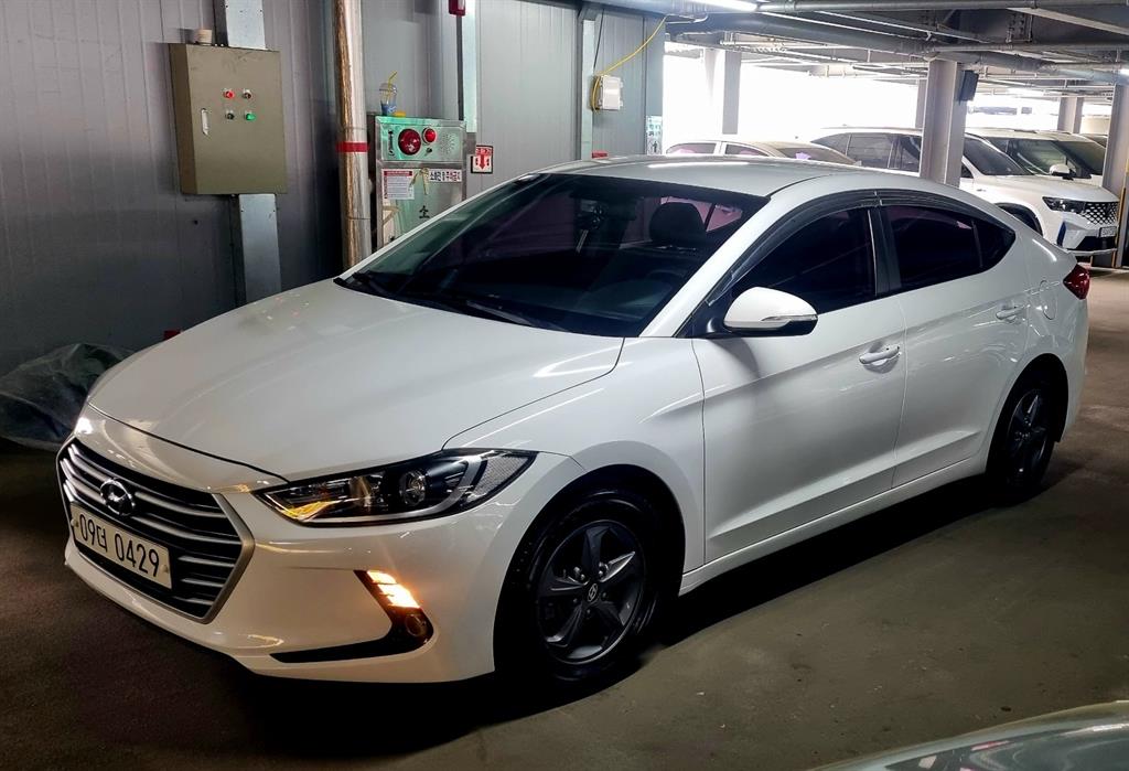HYUNDAI Avante - Vista 2