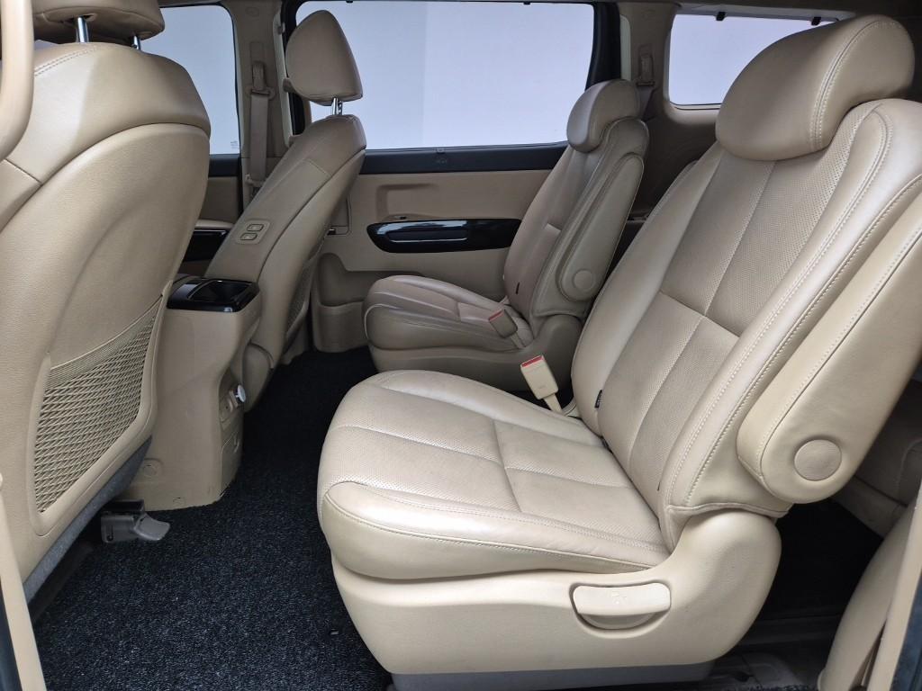 KIA Carnival - Vista 12