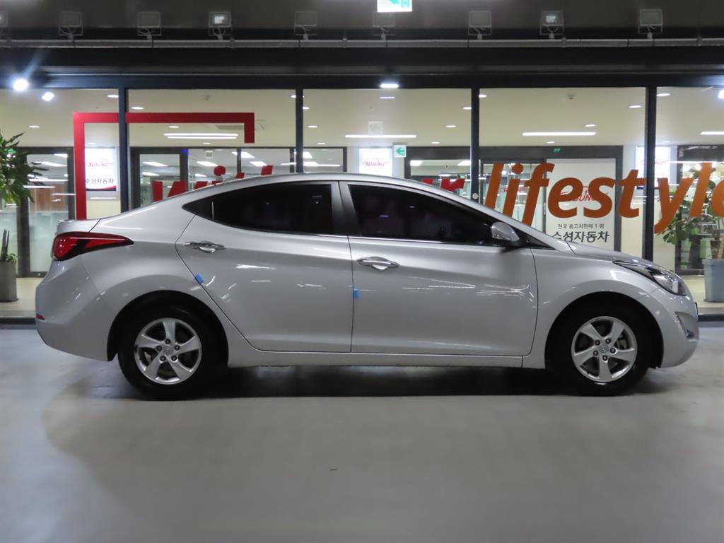 HYUNDAI Avante - Vista 5