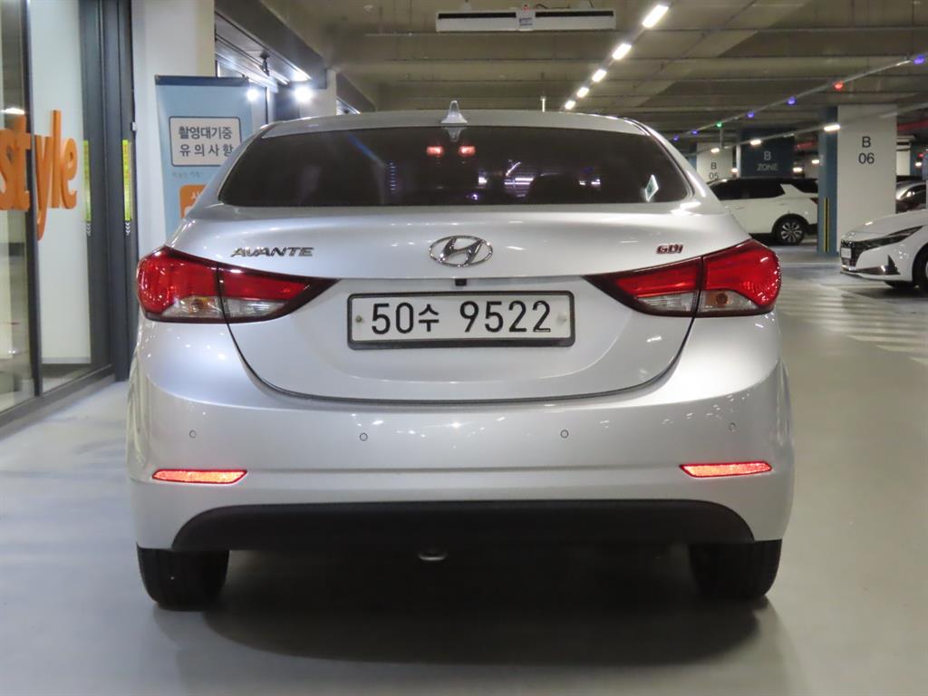 HYUNDAI Avante - Vista 9