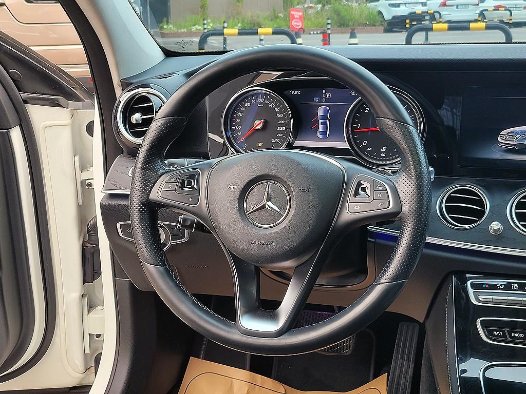 Mercedes Benz E class - Vista 8