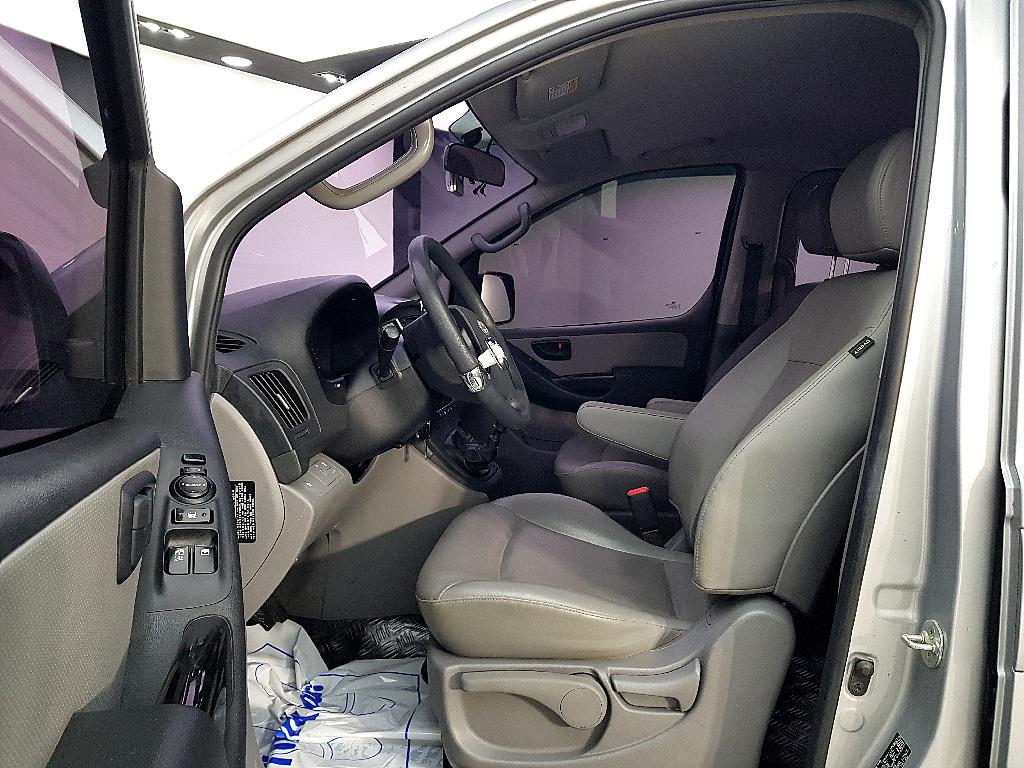 HYUNDAI Starex - Vista 8