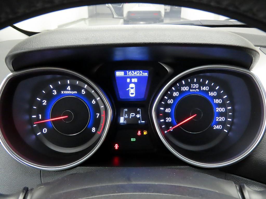 HYUNDAI Avante - Vista 5