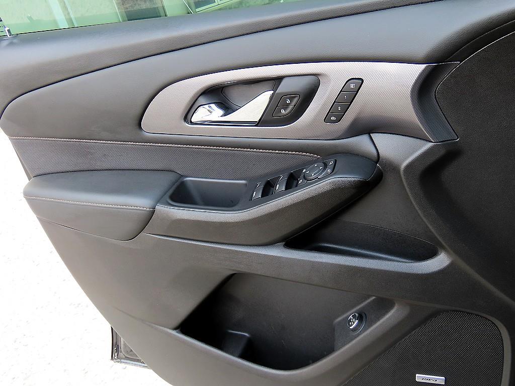 Chevrolet Travers - Vista 12