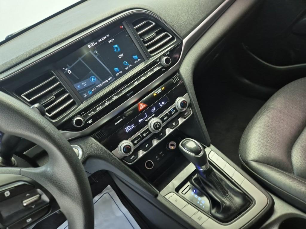 HYUNDAI Avante - Vista 10