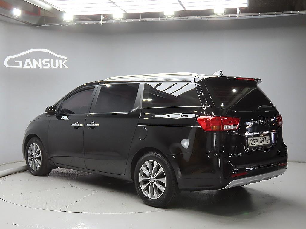 KIA Carnival - Vista 5