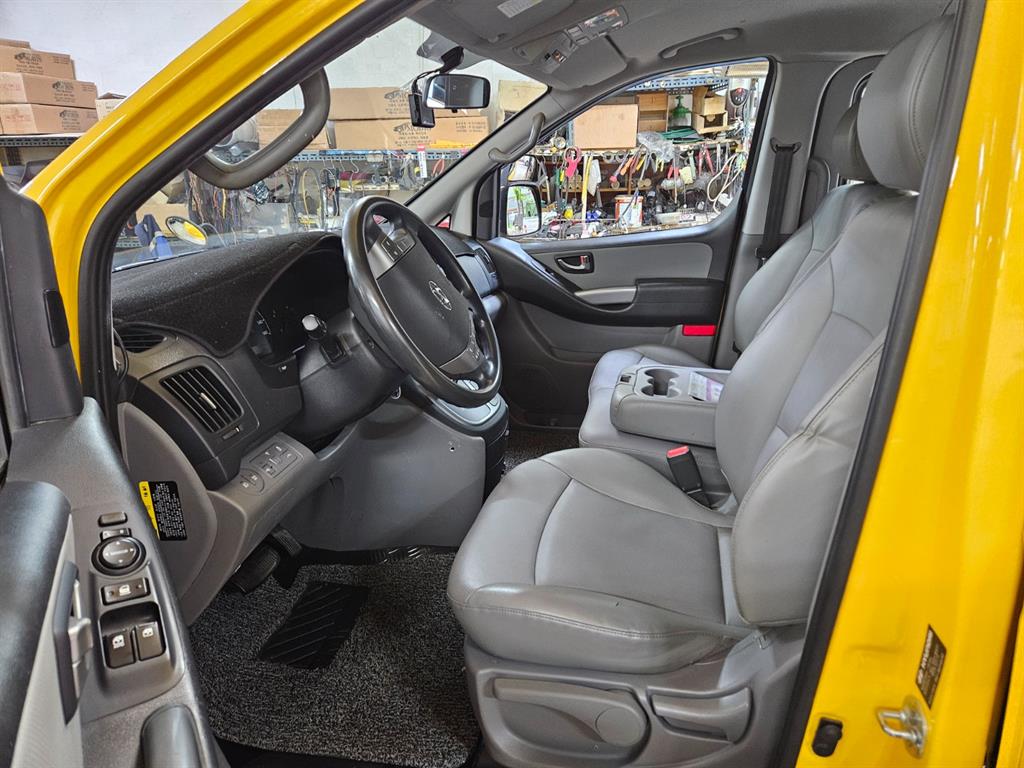 HYUNDAI Starex - Vista 7