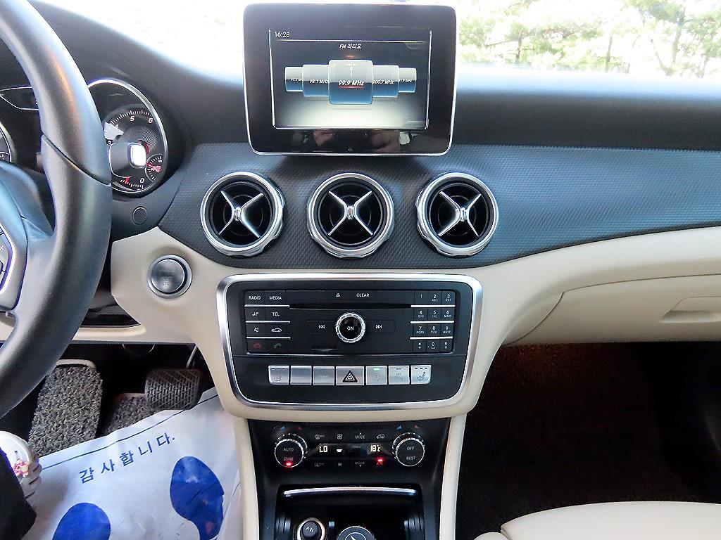 Mercedes Benz GLA Class - Vista 12