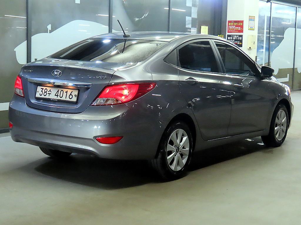 HYUNDAI Accent - Vista 4
