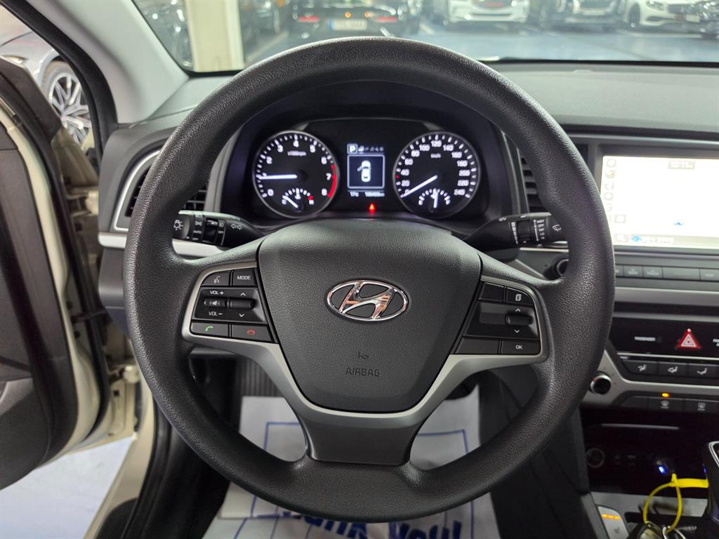 HYUNDAI Avante - Vista 11