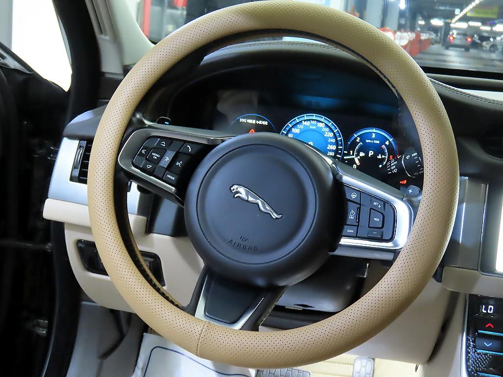 Jaguar XF - Vista 8