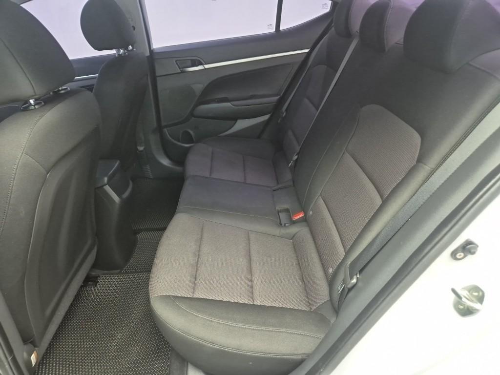 HYUNDAI Avante - Vista 12