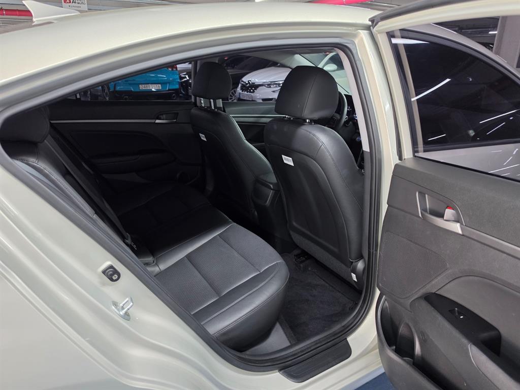 HYUNDAI Avante - Vista 8