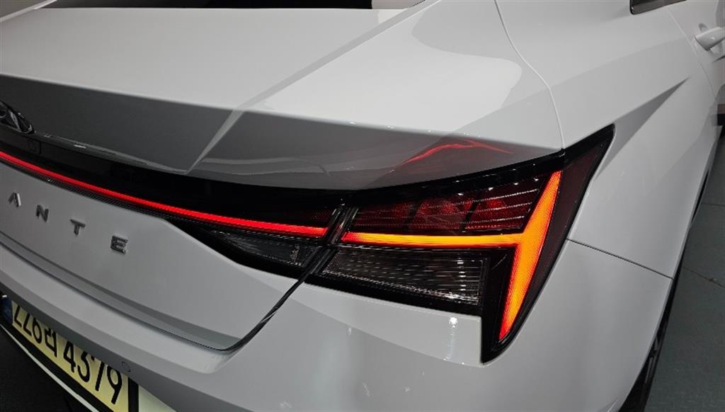 HYUNDAI Avante - Vista 9