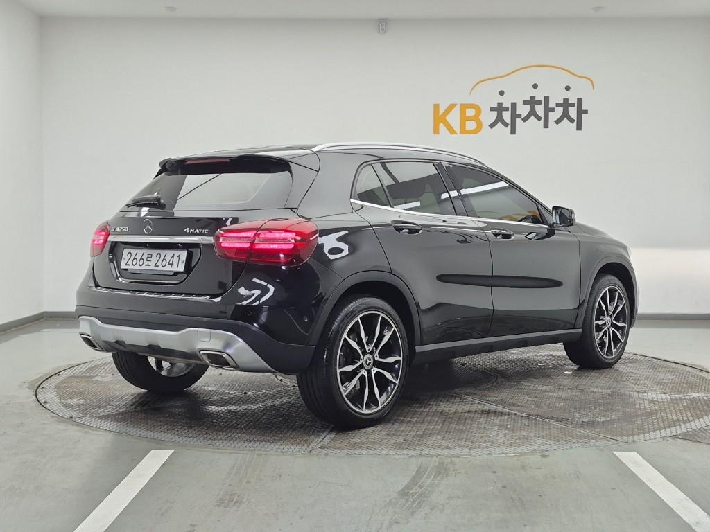 Mercedes Benz GLA Class - Vista 4
