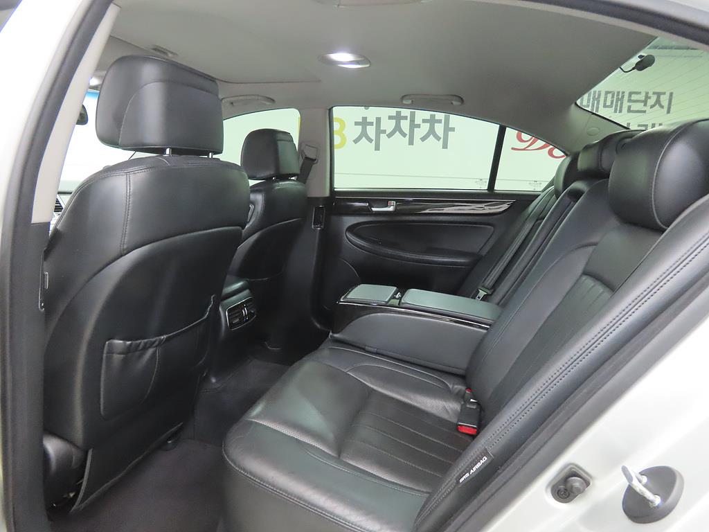 HYUNDAI Genesis - Vista 6