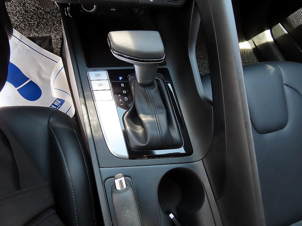 HYUNDAI Avante - Vista 10