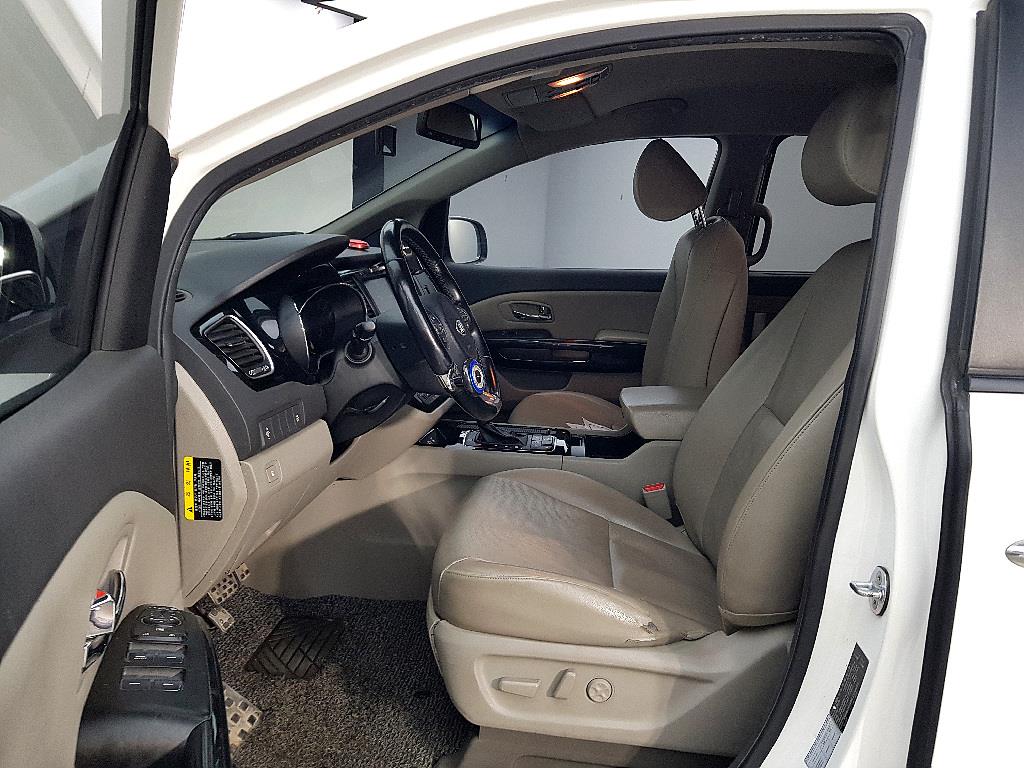 KIA Carnival - Vista 8