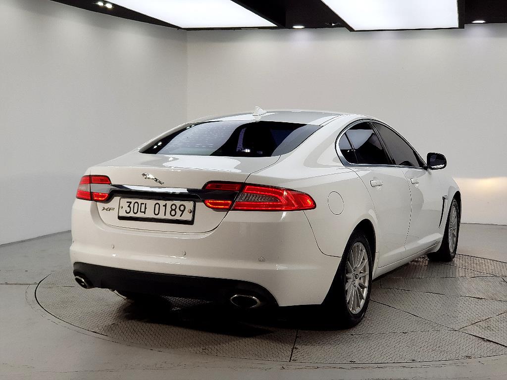 Jaguar XF - Vista 4