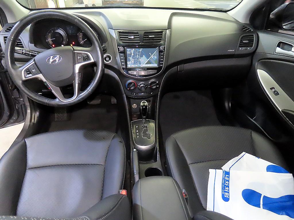 HYUNDAI Accent - Vista 10