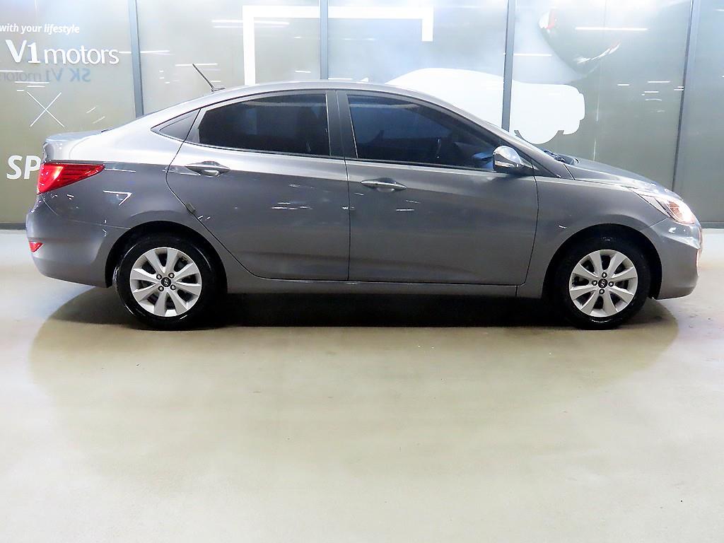 HYUNDAI Accent - Vista 3