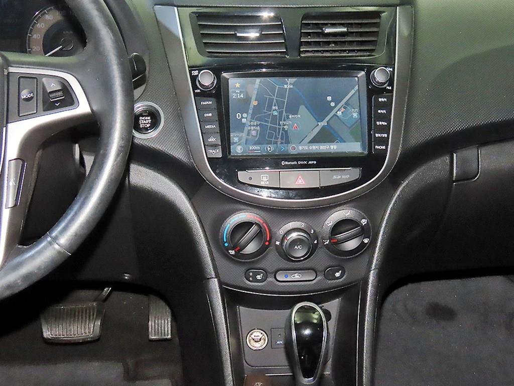 HYUNDAI Accent - Vista 11