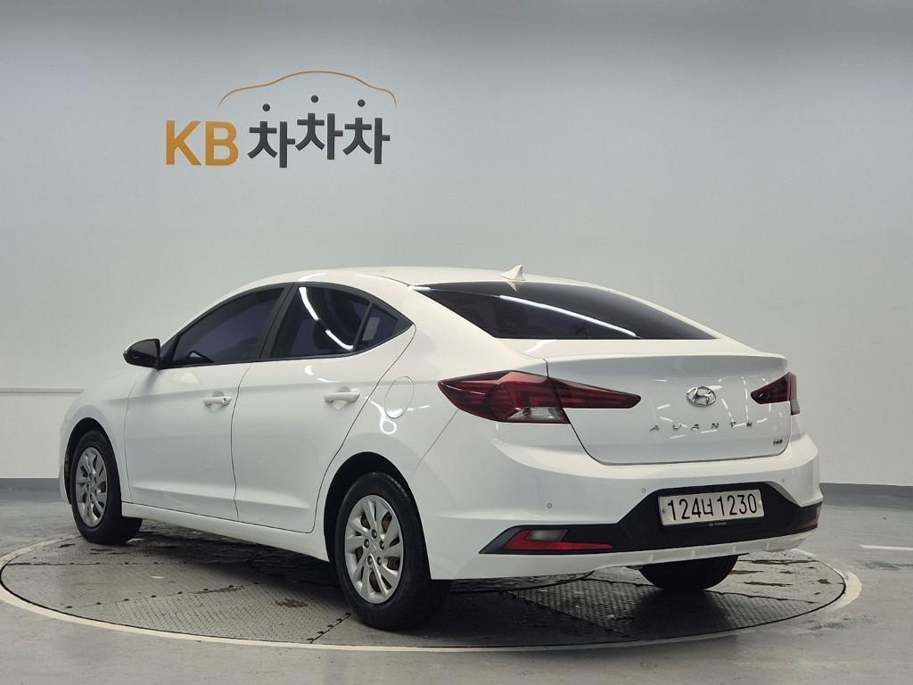 HYUNDAI Avante - Vista 2