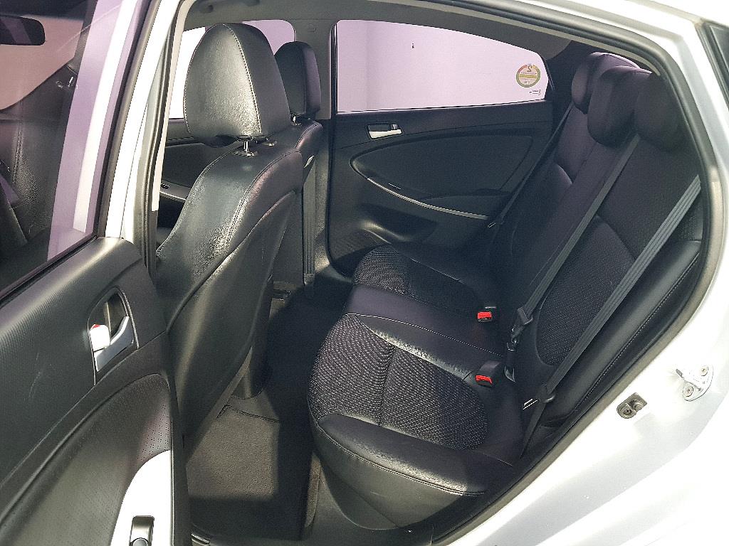 HYUNDAI Accent - Vista 9