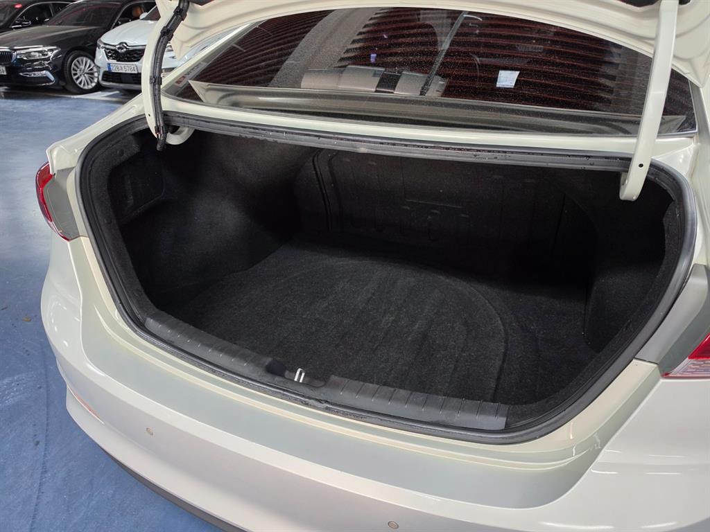HYUNDAI Avante - Vista 5