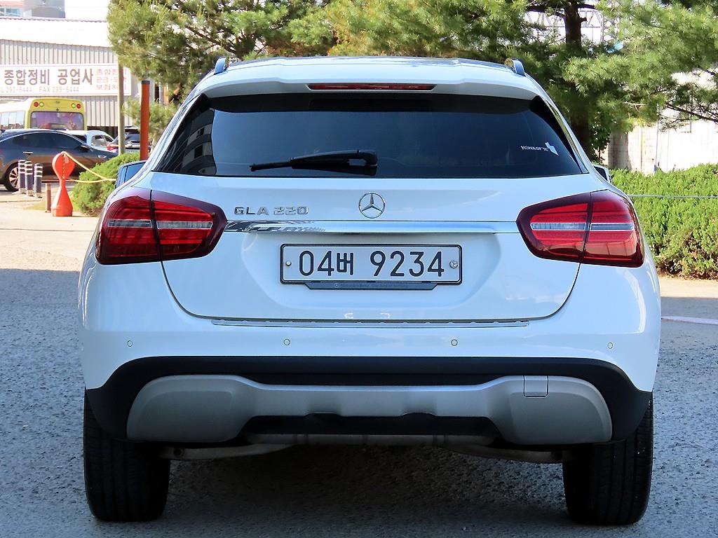 Mercedes Benz GLA Class - Vista 4