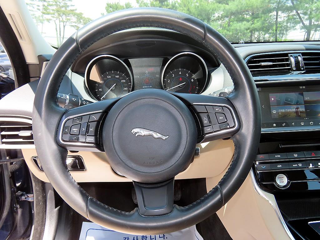 Jaguar XE - Vista 8