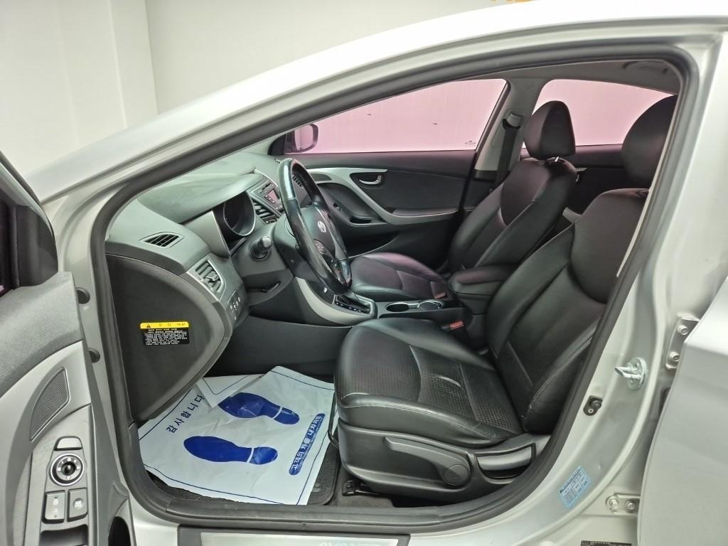 HYUNDAI Avante - Vista 11