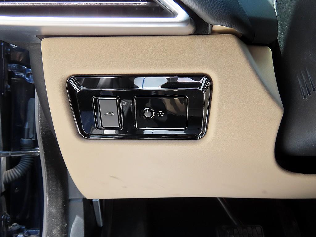 Jaguar XE - Vista 12