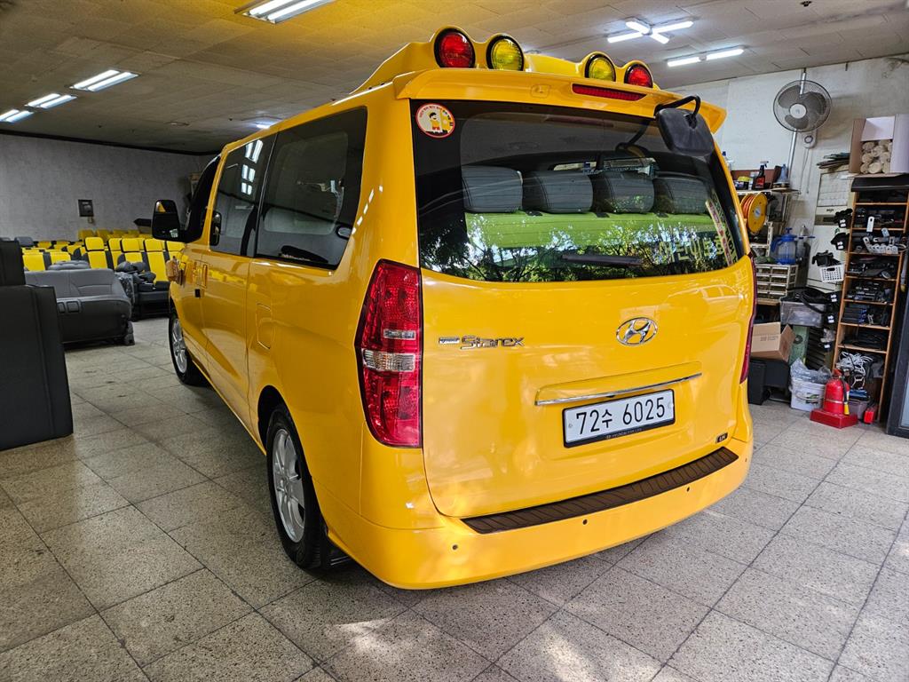 HYUNDAI Starex - Vista 5