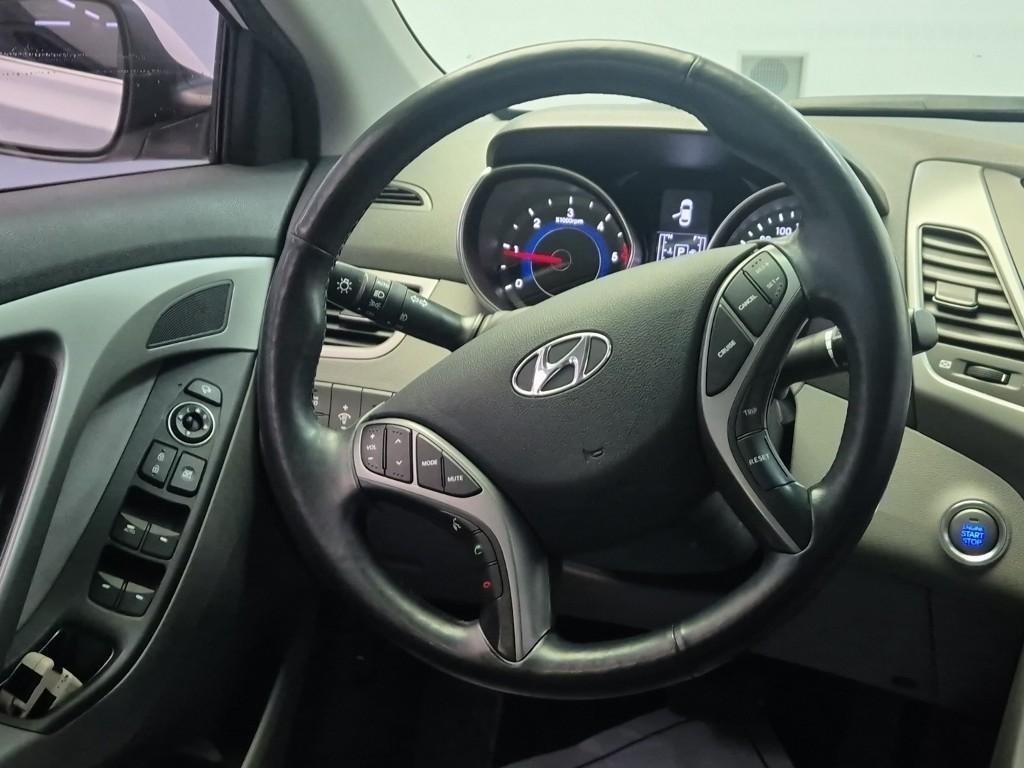 HYUNDAI Avante - Vista 9