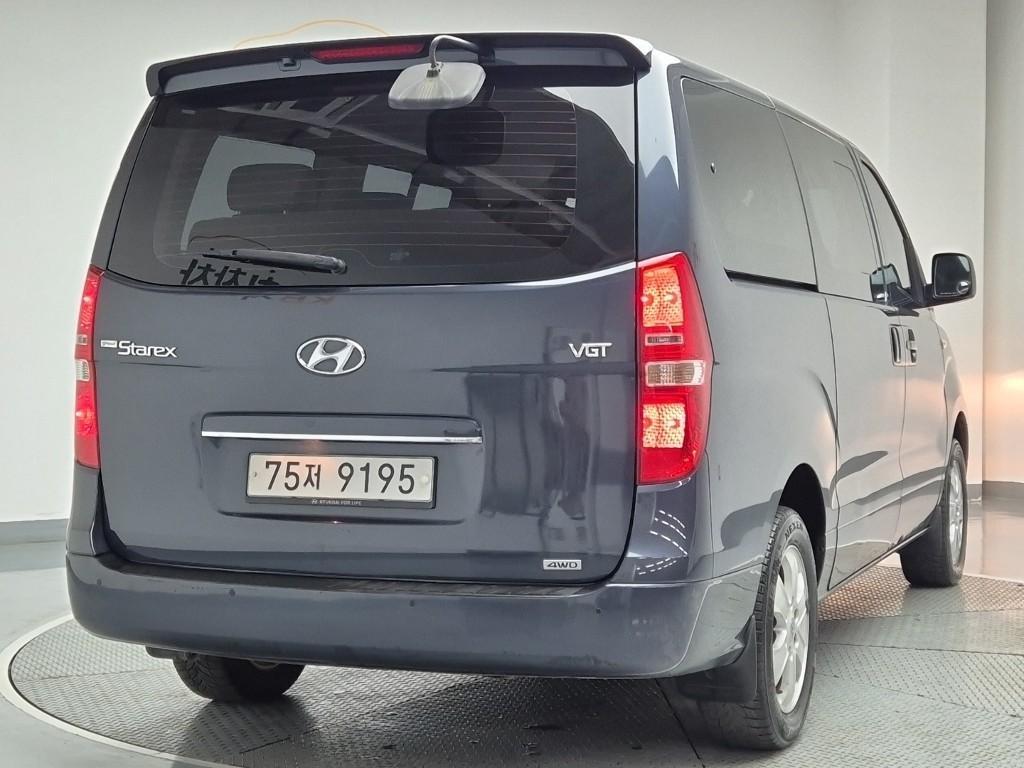 HYUNDAI Starex - Vista 3