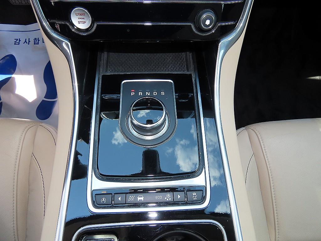 Jaguar XE - Vista 10
