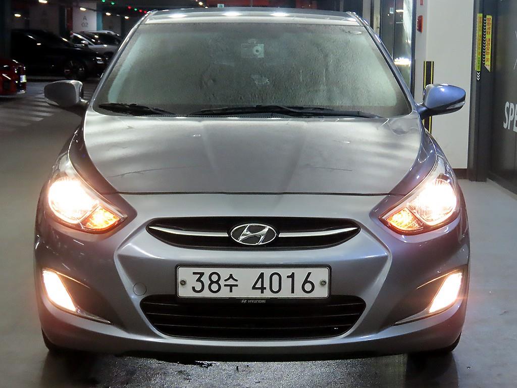 HYUNDAI Accent - Vista 2